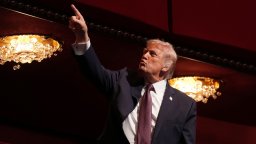 В лагера на Тръмп се чудят с кого да говорят в Иран. Техеран заплаши да потопи в мрак региона