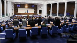 Само част от депутатите станаха за минута мълчание в памет на жертвите на комунизма