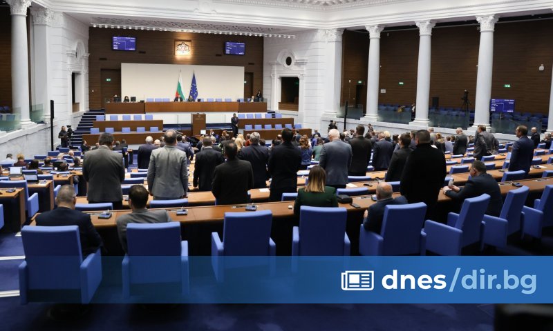 共産主義の犠牲者を追悼し、一部の議員だけが黙祷を捧げた