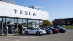 Смяната на батерията на Tesla Model S може да струва двойно на цената на колата