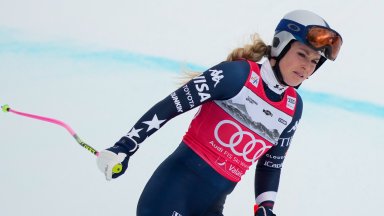 Хеликоптер откара Линдзи Вон в болница след падане в Швейцария (видео)