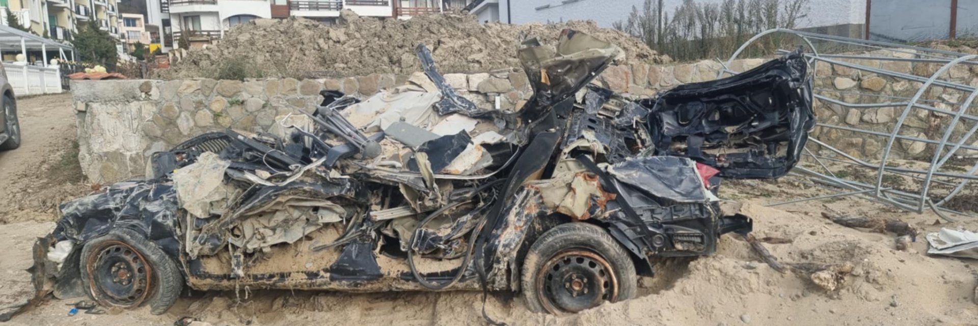 4 месеца след потопа в Елените: Кал и тиня, собственици на имоти още стоят без ток и вода