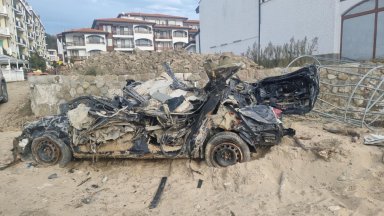 4 месеца след потопа в Елените: Кал и тиня, собственици на имоти още стоят без ток и вода (снимки)