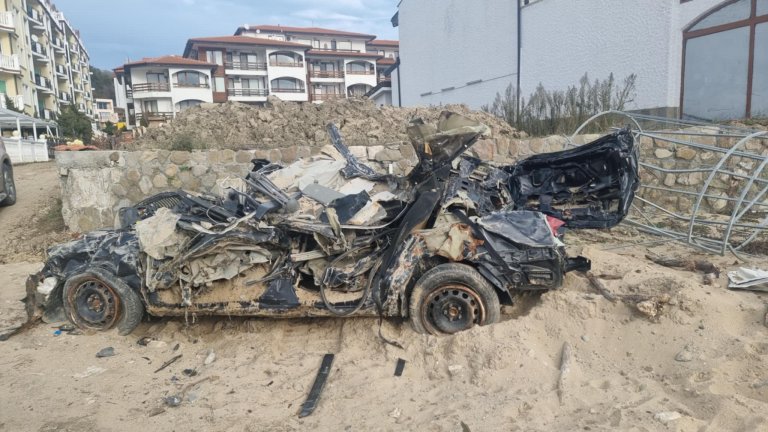 4 месеца след потопа в Елените: Кал и тиня, собственици на имоти още стоят без ток и вода