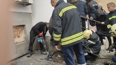 След 9 дни спасиха зазидано коте при саниране на блок в Бургас (видео)