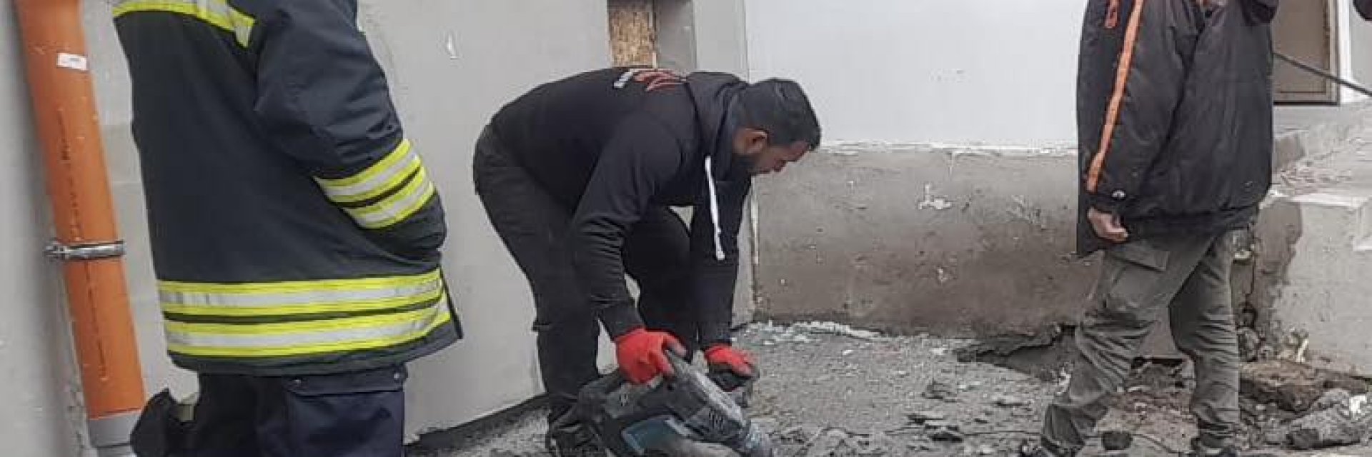 След 9 дни спасиха зазидано коте при саниране на блок в Бургас (видео)