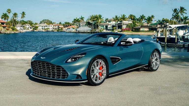 Aston Martin представи уникален кабриолет Vanquish Volante Wave Edition