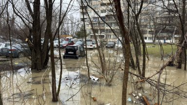 ВиК авария превърна в езеро част от столичния жк "Лагера" (снимки)
