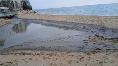 Хотел заля с мазут част от плаж Кабакум (снимки)