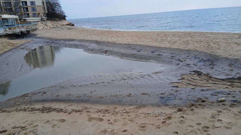 Хотел заля с мазут част от плаж Кабакум (снимки)