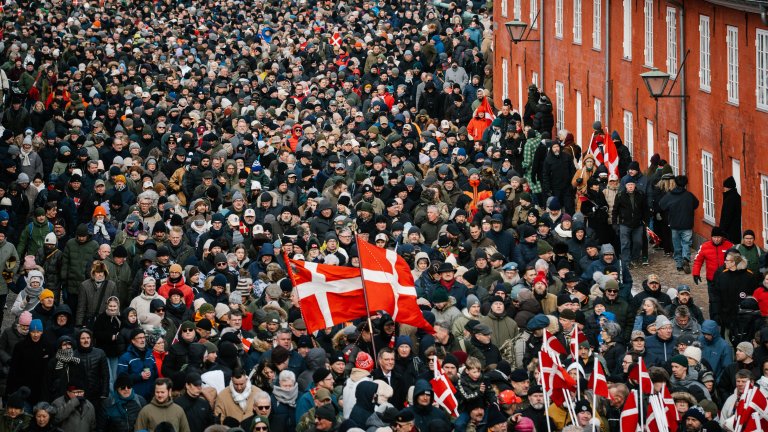 "Поискай прошка, Тръмп!": Хиляди протестираха пред посолството на САЩ в Копенхаген (снимки)