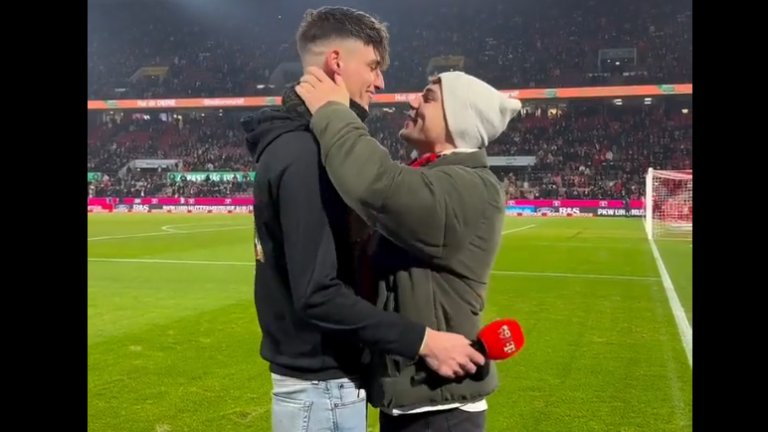 Мъж-рефер в Германия предложи брак на приятеля си на стадиона (видео)