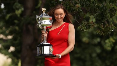 Ослепителна! Шампионката Рибакина облече червена рокля за фотосесията с трофея