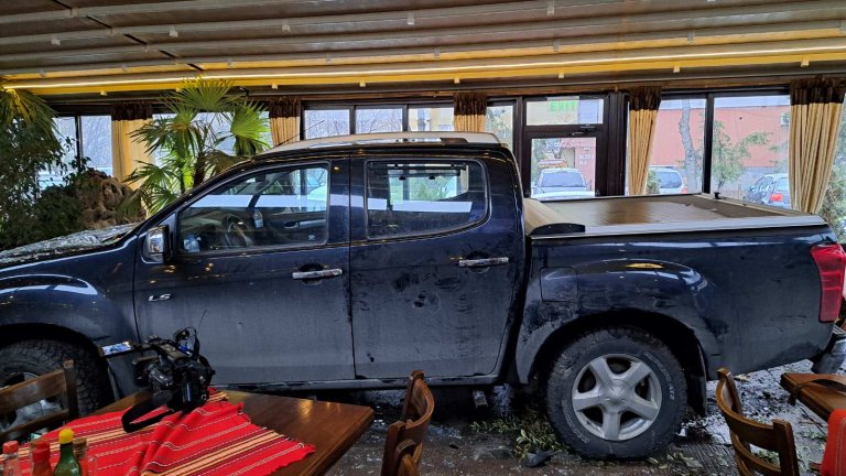 Джип влетя в ресторант в Пловдив, пострадала е жена (снимки)