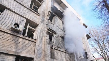 Руски удар порази родилен дом в Запорожие, има ранени (видео)