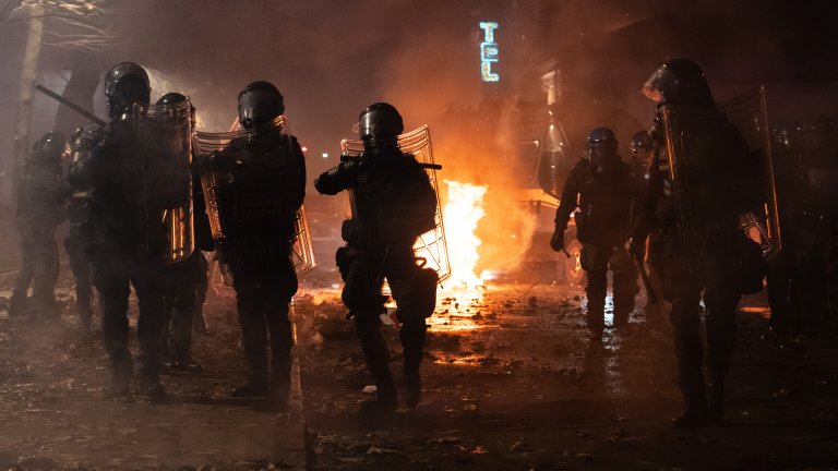 Камъни, коктейли "Молотов" и удари с чук: Над 100 ранени полицаи при сблъсъци в Торино (снимки)