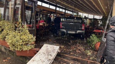 Вижте момента, в който джипът връхлита хората в пловдивския ресторант (видео)