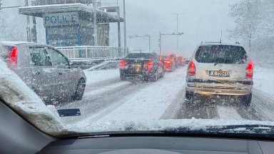 Снежни неволи и катастрофи на "Тракия", АПИ изкара над 500 машини и затвори 3 прохода