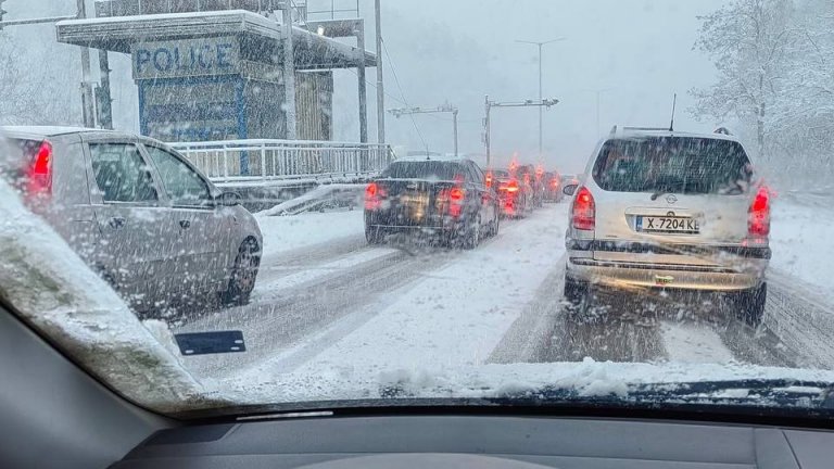 Снежни неволи и катастрофи на "Тракия", АПИ изкара над 500 машини и затвори 3 прохода