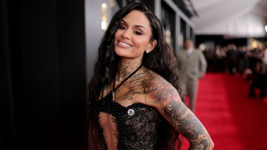 Нощ в сатен, кожа и пера: Какво облякоха звездите на "Грами"?