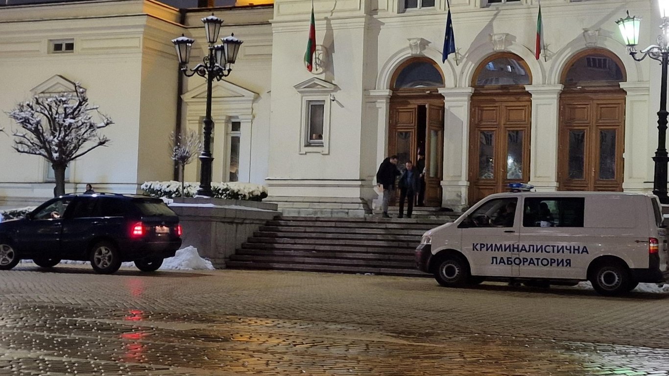 Мъж нападна жандармерист пред Народното събрание (СНИМКИ)