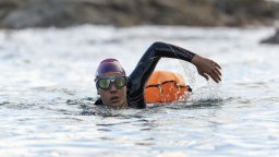 Смело сърце: 13-годишно момче плува часове наред, за да спаси семейството си край бреговете на Австралия(видео)