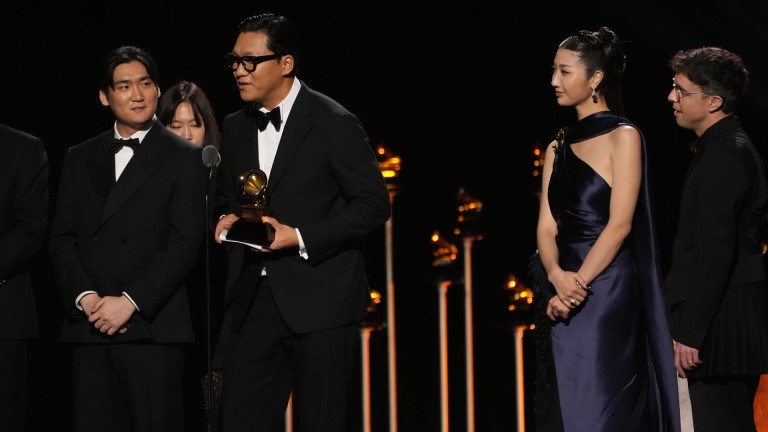 Южна Корея празнува историческата победа на кей-попа на наградите "Грами"