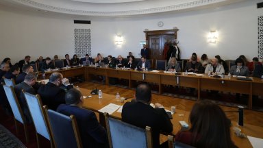 Правната комисия реши и на второ четене: До 20 секции в чужбина