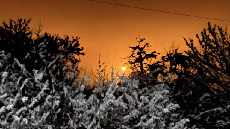 Светлини като от НЛО озариха небето над Казанлък (снимки)