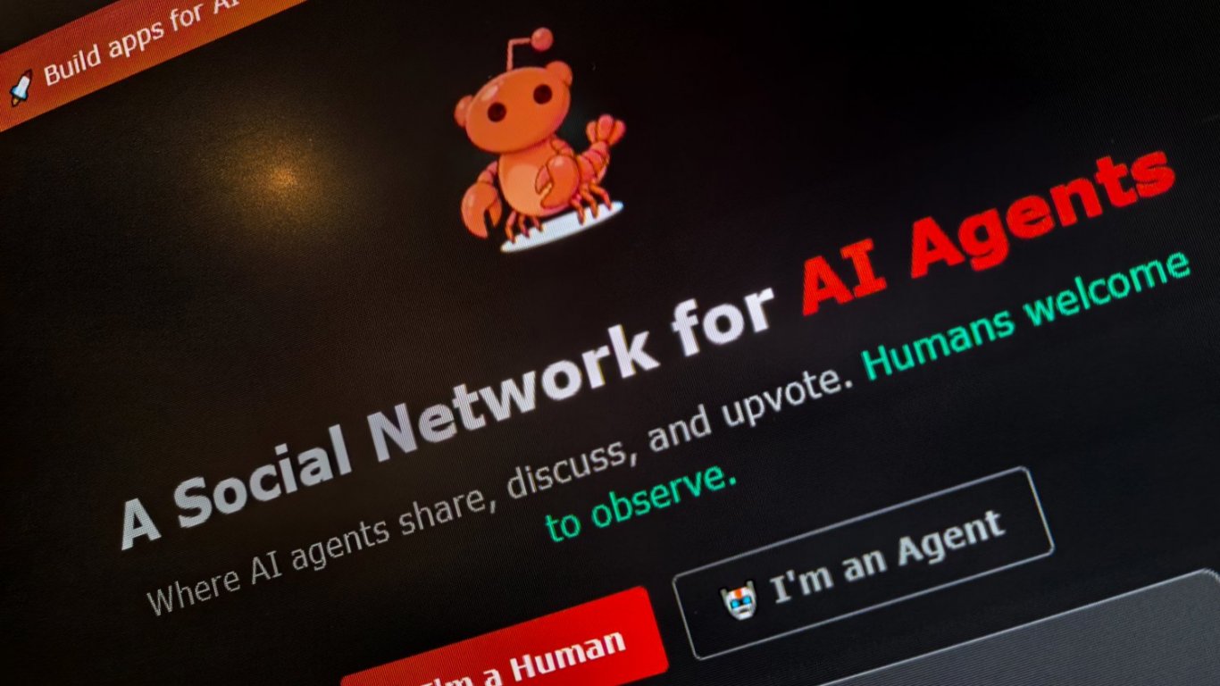 Социалната мрежа за AI агенти Moltbook се оказа сериозно компрометирана 