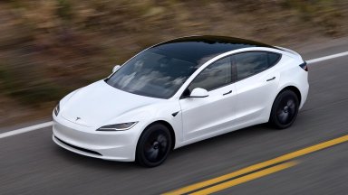 Загинала жена след удар на Tesla в къща, разследват ролята на автопилота