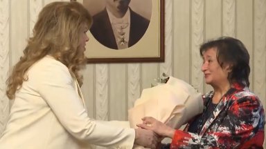 Президентът Йотова с трогателен жест към стенографка ветеран за рождения ѝ ден
