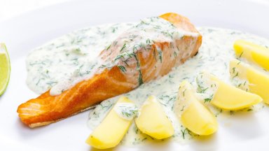 Сьомга в сметанов сос