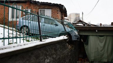 Паркирана кола потегли сама, прекоси булевард и се заби в ограда на къща в Хасково (снимки/видео)