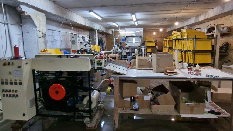 Разкриха най-голямата незаконна фабрика за цигари у нас, маскирана като автоморга