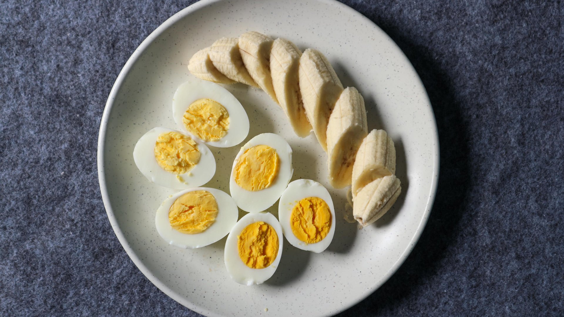 За закуска: Варени яйца с банани