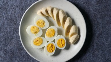 За закуска: Варени яйца с банани