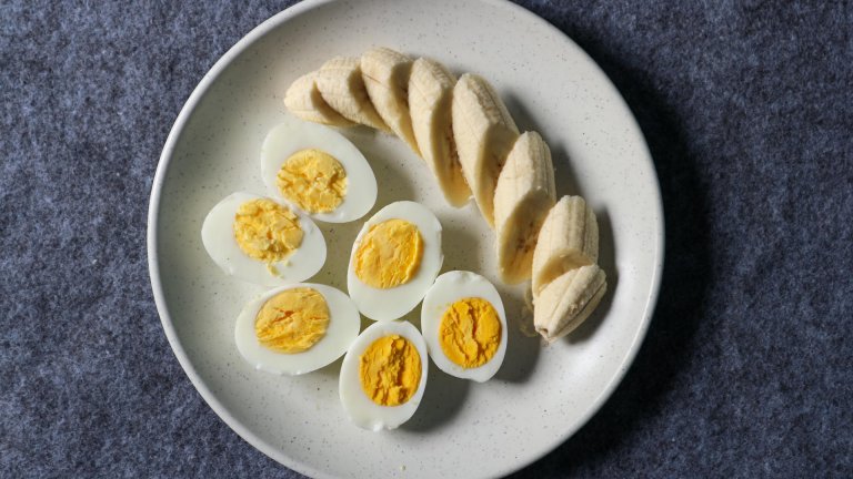 За закуска: Варени яйца с банани