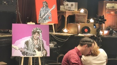 Лица на рок легенди надничат през платната на нова изложба