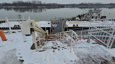 Баржи се откъснаха от пристанището във Видин и заплаваха по Дунав (снимки)