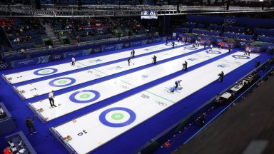 Олимпийските състезания стартираха с токова удар в полупразна зала