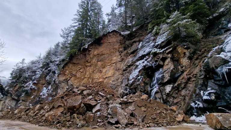 Свлачище затвори пътя Смолян-Баните, червен код и паднали камъни в областта