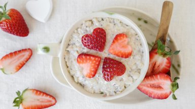 За закуска: Мързелива овесена каша с ягоди