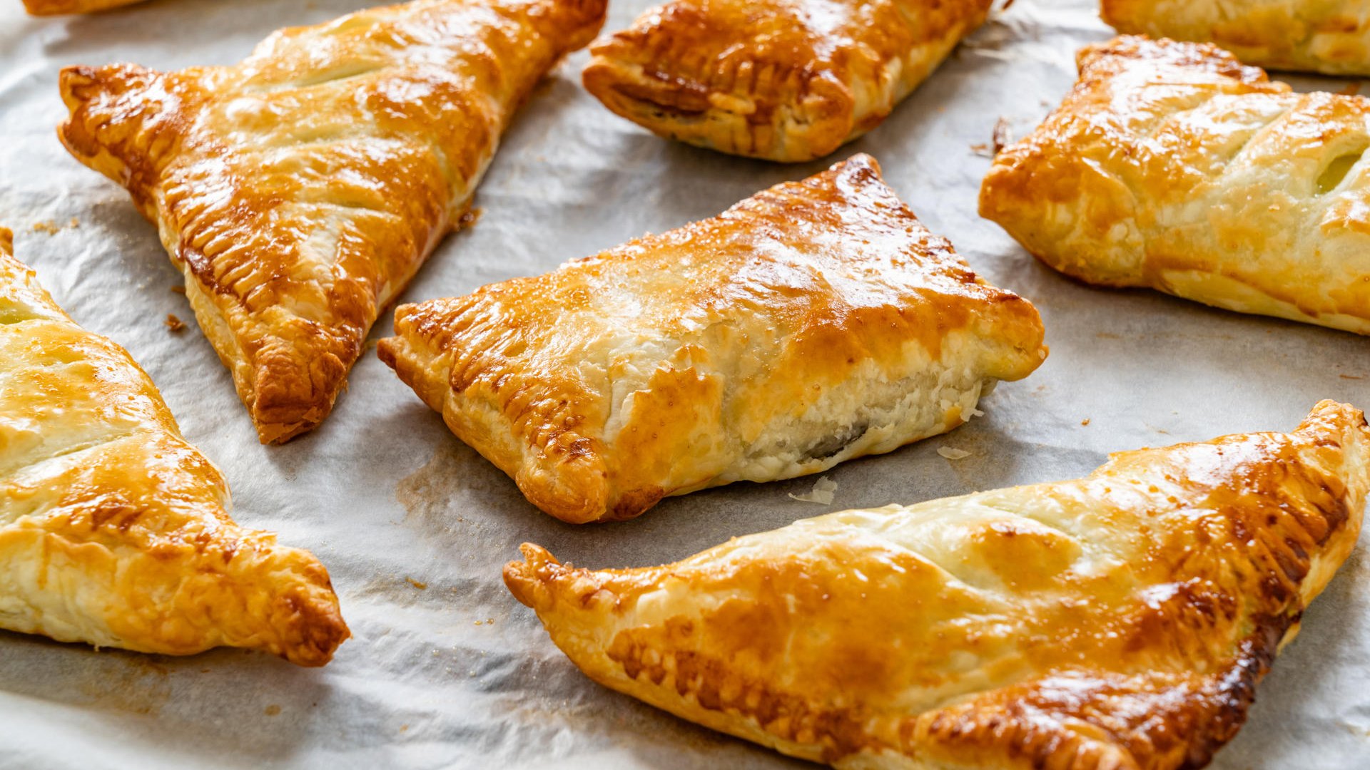 Бързи закуски с гъби и кашкавал