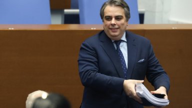Показно в НС: Василев чете 120 минути секция по секция резултата от вота извън ЕС 