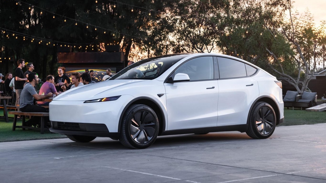 Tesla Model Y вече има и достъпна версия със задвижване на всички колела