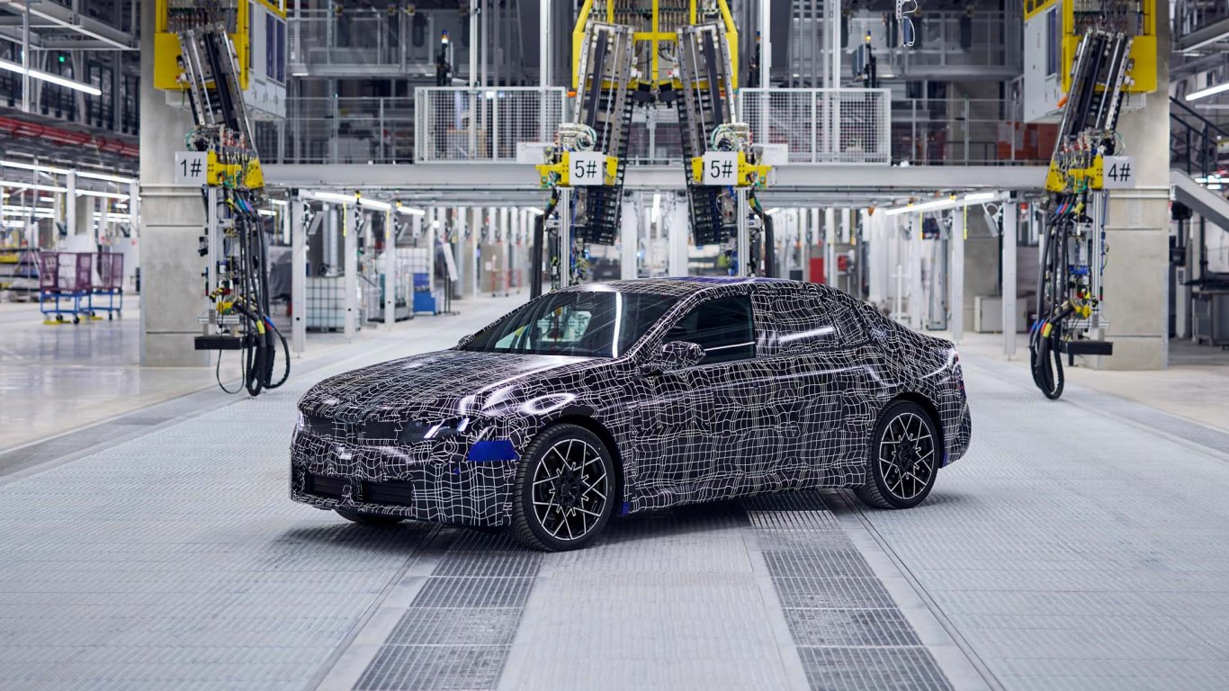 Изцяло новото BMW i3 слезе от поточната линия в завода в Мюнхен