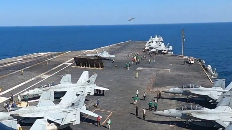 САЩ пуснаха видео на излитащи изтребители от самолетоносач преди преговорите с Иран