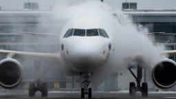 Заради поледица летището в Берлин отмени излитанията и кацанията