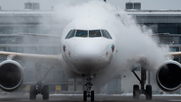 Заради поледица летището в Берлин отмени излитанията и кацанията